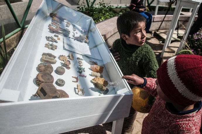 Children in the community of Quilacocha peruse the ‘Museo del Relave’ installation by Ishmael Randall Weeks. Photo by Maxim Holland.