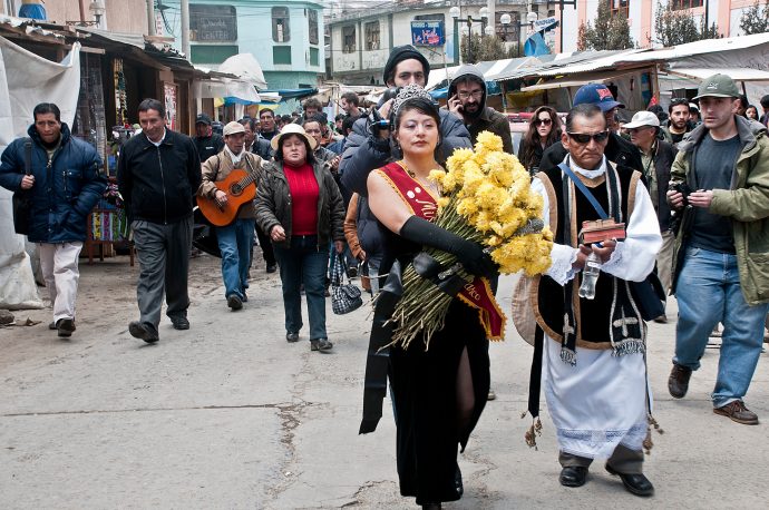 La Ultima Reina leads the procession in her performance piece, ‘Romeria Por la Ex-laguna Quilacocha’, accompanied by the local priest. Photo by Eduardo Valdez.