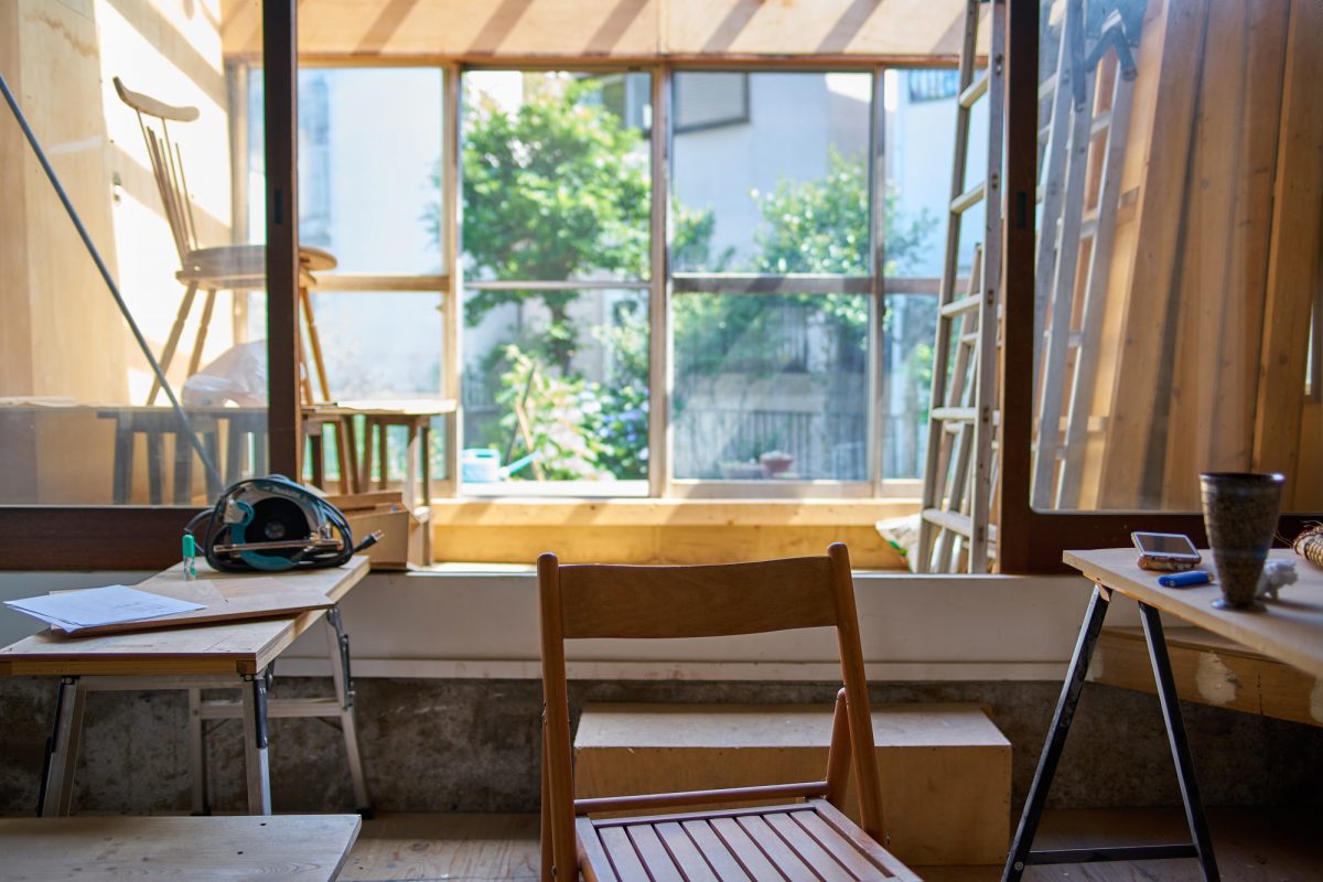 ¬Japanese artist Satoshi Murakami’s studio showcasing alternative ways of living | Chair, sunlight and window in Japanese man’s studio | Japanese house Tokyo | Co-working space | artists collective space | Japanese artists | Written by Grace Lovell and Yoshi Tsujimura Photography by Yoshi Tsujimura | edited by Sophie Rzepecky