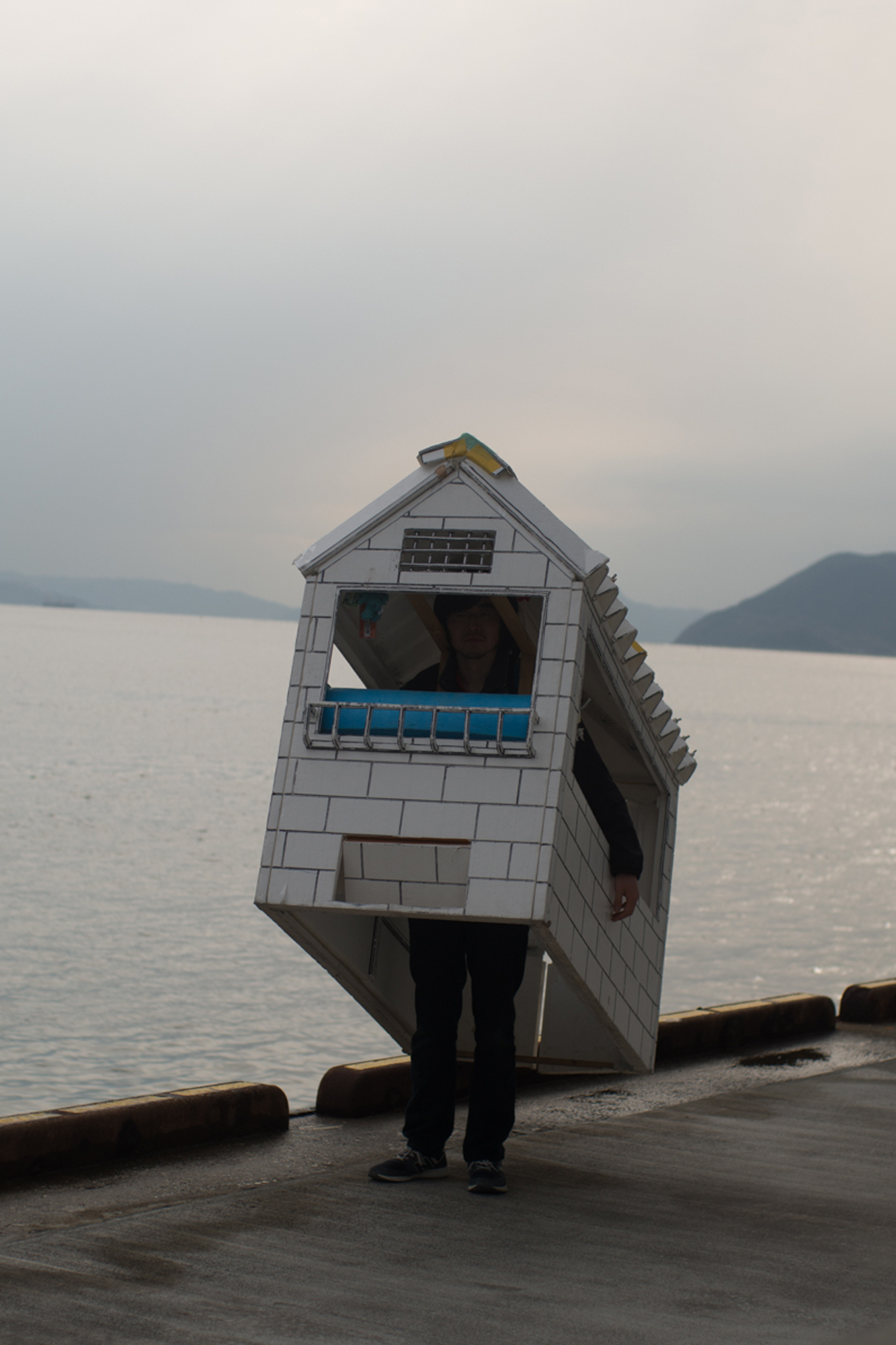 ¬Japanese artist Satoshi Murakami and his work titled ‘Migratory Life’ showcasing alternative ways of living | Japanese man wearing portable Styrofoam ‘house’ in front of the ocean | Japanese house | Tokyo | Japanese art | Japanese artists | Written by Grace Lovell and Yoshi Tsujimura Photography by Yoshi Tsujimura | edited by Sophie Rzepecky