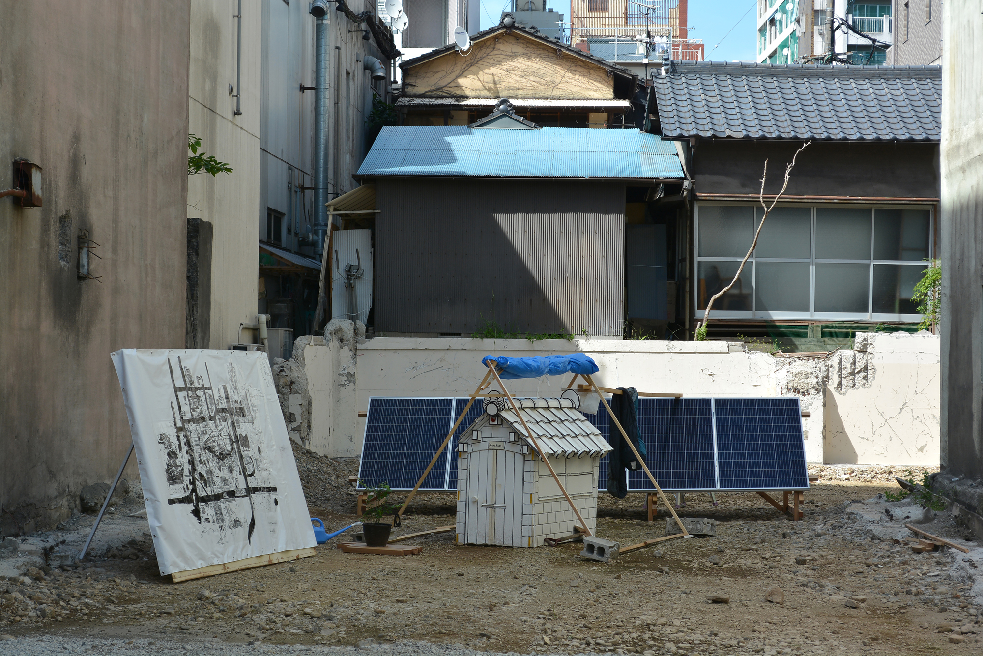 ¬Japanese artist Satoshi Murakami’s work titled ‘Migratory Life’ showcasing alternative ways of living | Portable Styrofoam ‘house’ in front of houses on a dirt patch | Japanese house | Tokyo | Japanese art | Japanese artists | Written by Grace Lovell and Yoshi Tsujimura Photography by Yoshi Tsujimura | edited by Sophie Rzepecky
